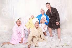 Misalnya, minta bantuan pasangan ketika anda merasa lelah mengurus anak atau pekerjaan rumah tangga. Bingung Konsep Foto Keluarga Coba Deh Tiru Beberapa Seleb Ini Semua Halaman Nakita