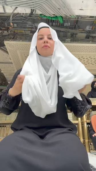 ربطات حجاب مناسبة للعمرة , الفيديو ده عشان انا اعرف ناس كتير فعلا مش بتعرف تلف الطرحة وتفضل ثابتة معاها وقت طويل , اي كومنت من نوع رايحة تعملي فيديو في مكان مقدس, بليز شكرا علي النصيحة , يارب اكون ...