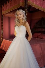 Angeboten wird ein hochzeitskleid in weiß. Brautkleid Holly Juno Brautmoden