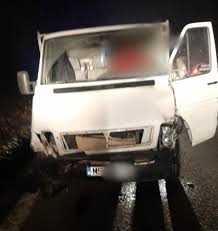 Au fost implicate un tir și două autoturisme. Foto Accident Pe Valea Oltului Din Cauza CÄderii De Pietre CamionetÄ ProiectatÄ Intr Un Tir Reporter24