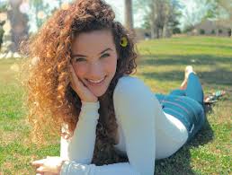 1 Million Ahhhhhh I Can T Believe It Thank You To Every Single One Of You Love You Guys So So So Much Sofie Dossi Poses Curly Hair Styles