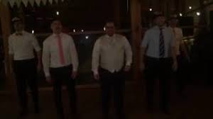 Meist werden die überraschungen zur hochzeit von den trauzeugen oder engen freunden des paares geplant, doch natürlich darf jeder seine ideen in die feierlichkeiten einbringen. Hochzeitstanz Uberraschung Backstreet Boys Bsb Trauzeugen Mit Brautigam Hochzeit Tanz