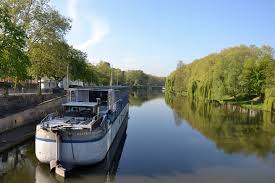 Mit dem schiff oder dem 1. Stadt Am Fluss