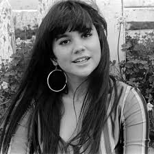 Beautiful Linda Ronstadt in 1968 📷 by Henry Diltz
