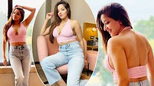 Bhojpuri Queen Monalisa Soars The Temperature in Sexy Pink Plunging Crop  Top And Denim Jeans- HOT Pics