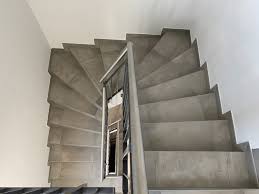 In einer großen messehalle oder auf der treppe befindet,. Treppe Fliesen Schwab