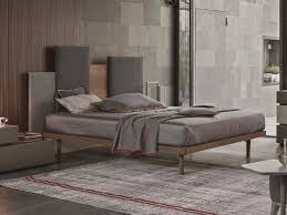 Arreda il salotto con un comodo divano che diventa letto, anche se lo spazio è poco o piccolo: Skyline Letto Con Testiera Alta By Gruppo Tomasella