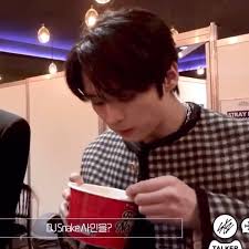 lee know eating ramen while dj snake came in haha he’s so cutee 🫶,