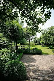 Boxwood Hedge Drought Tolerant When Established Gardenplanningideas Boxwood Garden Garden Design Garden Landscaping