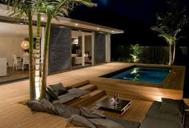 Terrasse En Bois Composite Avec Piscine Bancs Et Coussins Gris Amenagement Jardin Terrasse Bois Composite Piscine Bois