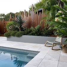 Zaun Sichtschutz Zur Strasse Nach Terrasse Modern Design In 2020 Backyard Pool Pool Landscaping Backyard