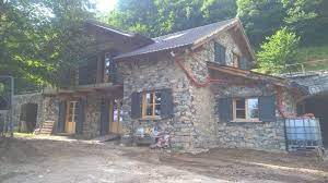 Se desiderate acquistare uno chalet o una baita in montagna, proponiamo chalet e case in montagna in vendita anche con accesso alle piste da sci. Foto 0 Veleso Casa Di Montagna In Sassi A Vista A Como In Vendita