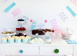 Caso vá usar travessas de 20 cm e 15 cm, saiba que você vai precisar de 13 e 17 fraldas, respectivamente. Como Economizar No Cha De Bebe 11 Dicas Infaliveis Revista Crescer Cha De Bebe