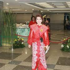 Kamu bisa menggunakan desain di atas kerena merupakan yang terbaru dan kekinian. 60 Kebaya Sarung Batik Ideas Batik Kebaya Batik Dress Batik Fashion