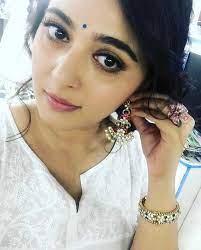 Viral photos and interesting video clips, shared on social media by stars, only on up social. Anushka Shetty Birthday Special Candid Clicks Of The Baahubali Star That Prove She Is Just A Girl Next Door