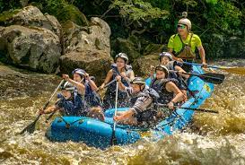 El rafting o canotaje en san gil es un deporte extremo de equipo consiste en descender por un río abordo de una embarcación a remo, donde todos los tripulantes de la balsa reman y orientan su peso de manera coordinada para recorrer los rápidos y mantenerse a flote. Deportes Extremos En San Gil Santander