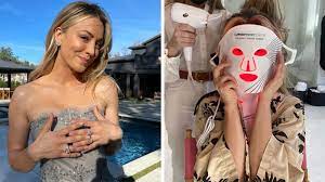 She is of italian (father) and german and english (mother) descent. Kaley Cuoco Used This Red Light Mask To Get Her 2021 Golden Globes Glow Glamour