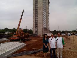 Suara dalam kegelapan itu bergerak ke arah puncak gunung. Tower Kedua Gunung Putri Square Mulai Dibangun