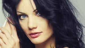 Il est facile de se teindre les cheveux en noir puisqu'il n'est pas nécessaire de les décolorer au préalable. Coloration Noir Bleute Je Me Lance Femme Actuelle Le Mag