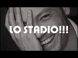 Tiziano ferro (latina, 21 febbraio 1980) è un cantautore e produttore discografico italiano. Lo Stadio Tiziano Ferro Testo Youtube