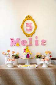 În micul oraş villeneuve, belle (emma watson), o tânără luminoasă, cu un spirit liber, care iubeşte să citească, îşi vede de treburile monotone de zi cu zi. Petrecere Frumoasa Si Bestia Lilou S Party Shop