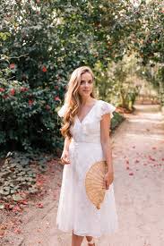 Parfaite pour l'été, la robe longue fluide associée à une paire de sandales compensées et un sac de plage vous assurera un look boho chic tout simplement parfait. 1001 Modeles Inspirantes De La Robe Blanche D Ete