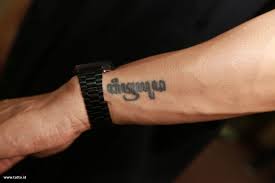 Desain tato yakuza simple dan keren terpopuler di dada, tangan, kaki yang terlihat menarik di tubuh pada tahun 2021 untuk pria dan wanita. Tattoo Tulisan Di Tangan Tattoo Design