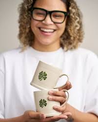 Creating your own Christmas wreathe is easier than you think! Rowena Gordon  shares her top five tips for bringing a little Australian Christmas magic  to your front door. 1. Find a couple