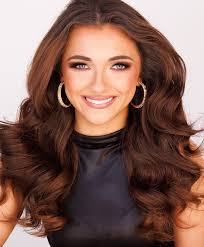 Kentucky, let's do this! 👑 Thank you so much to the incredible  @mattboydphotography and @meredithboydcosmetics for doing the makeup and  photography for this shoot!! You both are truly the best of the