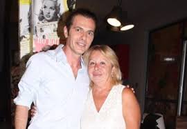 Γεννήθηκε στις 5 αυγούστου του 1974 στην αθήνα όπου και μεγάλωσε. H Nea Zwh Toy A8anasioy Instabook