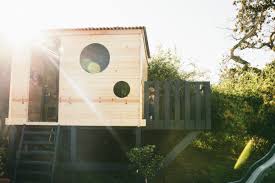 How To Build A Modern Playhouse Chrissypowers Com Pinterest Chrissy Powers Kidsoutdoorplayhouse Spielgerust Garten Hinterhof Spielhaus Kinder Gartenhaus