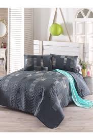 Özenle işlenmiş yatak örtüsüne özel bir dokunuş sağlamaktadır. Leew Kapitone Yatak Ortusu Seti Tek Kisilik Trace Antrasit