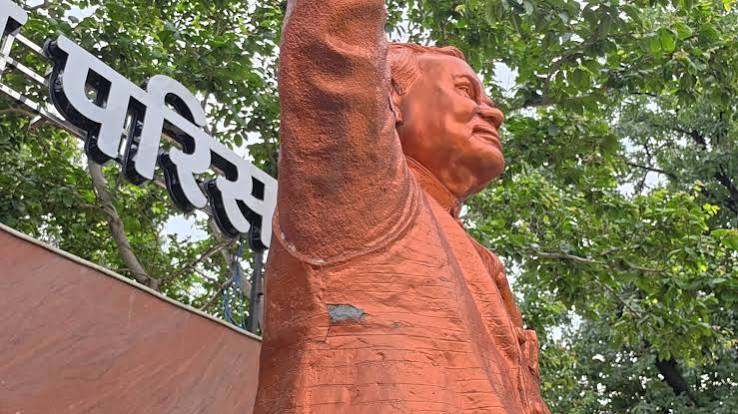 अटल जी की प्रतिमा में गुणवत्ताहीन सामग्री इस्तेमाल करने का आरोप, मेटल की जगह लगाया सीमेंट, बारिश ने सामने लाई सच्चाई