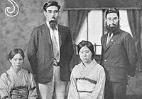 アイヌは形質人類学的には 縄文時代 の日本列島人と近く 、 本州 以南が 弥生時代 に入った後には日本本土と異なる歴史体形を歩んだ人々の末裔であると考えられている。. ã‚¢ã‚¤ãƒŒ Wikipedia