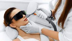 Buat temen2 yg penasaran bgt bagaimana wajah kita after laser. Risiko Perawatan Laser Wajah Warna Kulit Berubah Hingga Infeksi Cantik Tempo Co
