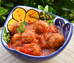 ispanyol usulu tarcinli domates soslu kofte parmaklari yemeniz garantili ben genelde bu tarifi meze soframda ara sicak olarak kullaniyorum bence cok u servis