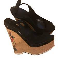 Whereas, in the women's category, it is available in again black, lilac and white with rubber platform lug sole. Gucci Sandals Black Leather Ref 69496 Joli Closet