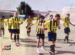 بدأ صلاح حياته الكروية كناشئ في نادي المقاولون العرب، حيث كانت أولى محطاته الإبداعية، خاض أبو مكة أول مباراة له في الدوري المصري، في 3 مايو 2010 وكان في الثامنة عشر من عمره في المباراة التي جمعت فريقه الأول المقاولون بفريق المنصورة. Ø´Ø§Ù‡Ø¯ Ø¬Ø¯ÙŠØ© ÙˆØ§Ù„ØªØ²Ø§Ù… Ù…Ø­Ù…Ø¯ ØµÙ„Ø§Ø­ ÙÙ‰ ØªØ¯Ø±ÙŠØ¨Ø§Øª Ù†Ø§Ø´Ø¦Ù‰ Ø§Ù„Ù…Ù‚Ø§ÙˆÙ„ÙˆÙ† Ø§Ù„Ø¹Ø±Ø¨ Ø§Ù„ÙŠÙˆÙ… Ø§Ù„Ø³Ø§Ø¨Ø¹