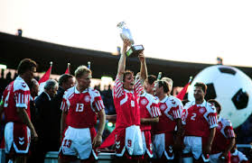 Jun 11, 2021 · em 2021, der spielplan der gesamten saison: 90plus Danemark Team Mit Em Pokal Fussball International Serios Kompakt