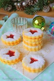 Sables Linzer A La Confiture De Framboise Aux Delices Du Palais Confiture De Framboise Biscuit De Noel Gateaux Et Desserts