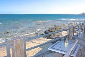Ein liegestuhl mit wolldecke auf der eigenen seeterrasse, den kräftigen nordseewind. Ferienhaus Direkt Am Meer In Puertito Strand Vor Der Tur Fuerteventura Privat