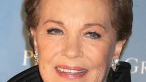 Foto: Julie Andrews foi a protagonista de 'Lili, minha adorável espiã', no  qual ela interpreta Lili Smith, uma famosa cantora popular que carrega um  segredo: é uma espiã alemã, que recebe ordens
