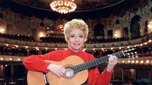 Caterina germaine maria valente (* 14.januar 1931 in paris) ist eine italienische sängerin, tänzerin, gitarristin, schauspielerin und entertainerin.da sie in erster ehe mit einem deutschen künstler verheiratet war, besaß valente auch die deutsche staatsangehörigkeit. Tutto Fa Broadway Caterina Valente 90 Anni Da Star