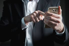 Apelurile telefonice se fac de pe telefon mobil sau staţionar. Academia Catavencu