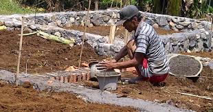 Dari tata cara perhitungan di atas, total volume atau luas pondasi batu kali dengan lebar atas penampang 0.4 m, tinggi 2 m serta panjang 40 m kurang. Cara Menghitung Kebutuhan Batu Pondasi Plus Semen Dan Pasir Cacatrik