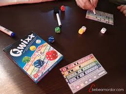 Un juego de rol se trata de un tipo de juego de mesa, que consiste en la interpretación de distintos personajes las situaciones propuestas por el juego. 8 Juegos De Mesa De Roll And Write Para Ninos Adolescentes Y Adultos Bam