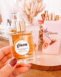 I've used and really liked both moroccanoil & the verb ghost oil, but thinking about trying something new. Gisou Honey Infused Hair Oil Hair Perfume Review Eline Blaise