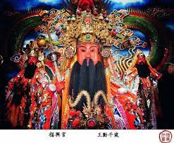 王勳千歲 台中沙鹿區蔴園福興宮王勳千歲繼上一篇 林爽文起義抗清時 王勳也受林爽文所邀率眾加入 每一場征戰都無往不利 百戰百勝 且對於功打彰化縣貢獻極多 因此被林爽文升為 平海大將軍 但隨著林爽文被捕 乾隆五十三年 西元1788年 王勳被清軍追捕