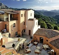 A small, welcoming hotel full of charm and surrounded by nature, hotel arathena can be found in san pantaleo, a few kilometres from olbia and from the most famous towns on the costa smeralda in an outstanding setting where gallura's majestic rocks rise to safeguard the absolute tranquillity of the place. Pauschalreisen In San Pantaleo Gunstig Buchen Its