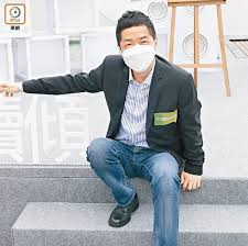 In 1993, ma won a record deal after winning first place at an annual singing contest in hong kong. é¦¬æµšå‰ä¸»æŒé›»å°ç¯€ç›®å¹æ°´æƒ¹èª¤æœƒ